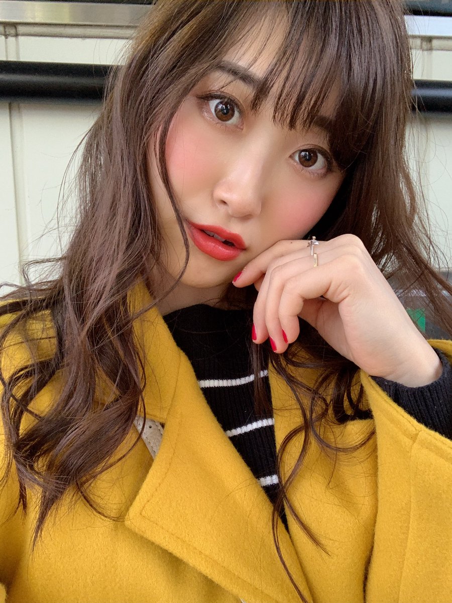 音羽美香 今日は化粧と髪型をいつもとちょっとだけ変えてみた٩ W و チークとリップを赤にして巻き方をツイストにしてみました ๑ ๑ ちょっとでも結構雰囲気変わるね セルカ