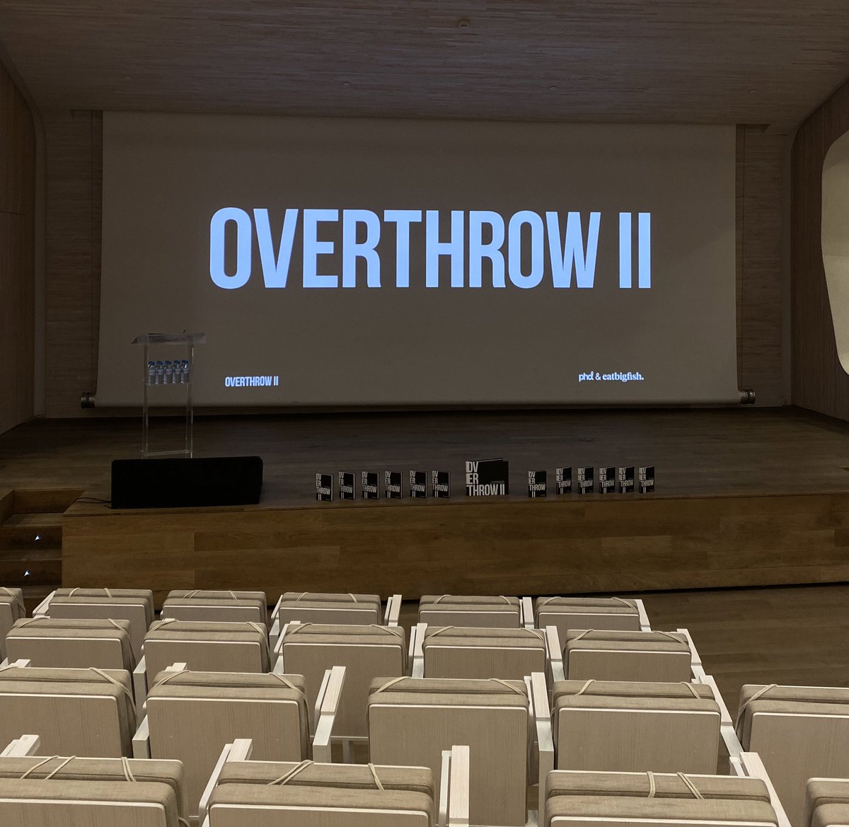 PdelaPublicidad's tweet photo. Listos para la presentación de #OverThrowII, un evento de @PHDSpain, en el que descubriremos qué es una marca challenger y su comportamiento. https://t.co/KS4zjum228