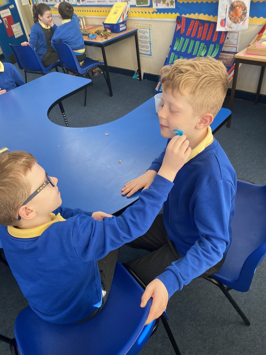 MissRPitmanRYF's tweet photo. Feather face painting at Dosbarth Gwyrdd! #RYFwellbeing @rhosyfedwen @MrsPhil10445060 https://t.co/jFbYT1kWyi