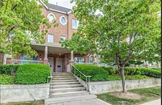 adeelwaris83's tweet photo. New Listing! $2,700.00, 2BR, 2BA, #14 93 The Queensway Rd, Toronto, ON M6S 5A7, Full Details https://t.co/kS2JPtJN7B https://t.co/O4B4lomWmE