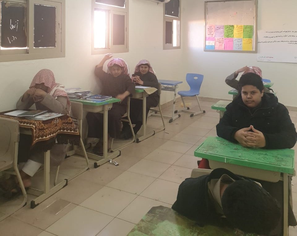 tumair_hospital's tweet photo. أقام مركز الرعاية الصحية الأولية بتمير محاضرة توعوية وتثقيفية عن هشاشة العظام في مدرسة متوسطة صلاح الدين قدمها منسق الصحة المدرسية الأستاذ علي الفيصل 
حيث تم خلال المحاضرة التعرف على اعراض هشاشة العظام وكيفية الوقاية منها
كذلك تم تقديم عرض مرئي تعريفي بهشاشة العظام . https://t.co/wurLTHDMLG