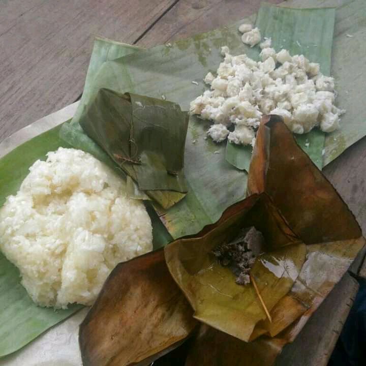 SAWUT, KETHAK, GRONTOL
#kulinernusantara
#BudayaIndonesia

Mampir pasar tradisional kecil jalur selatan kebumen. Nemu ini.. 
Sawut = ketela serut kukus
Kethak = kerak ketika buat minyak goreng dr santan (blendo dibumbuin) 
Grontol = jagung pipil rebus