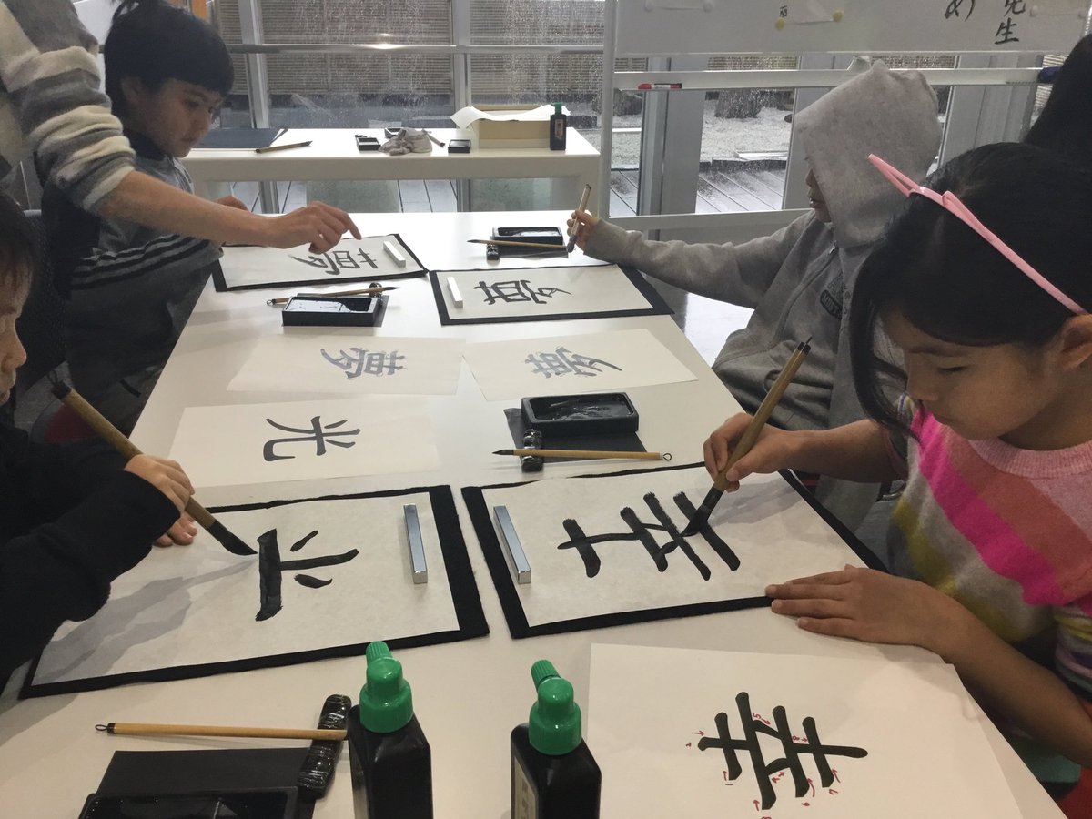 asijJessee's tweet photo. Nice way to end the rainy day by focusing on calligraphy writing peacefully.  #G3JPNClass, #G5JPZnClass, #asijes https://t.co/UKgDZKiQ2L