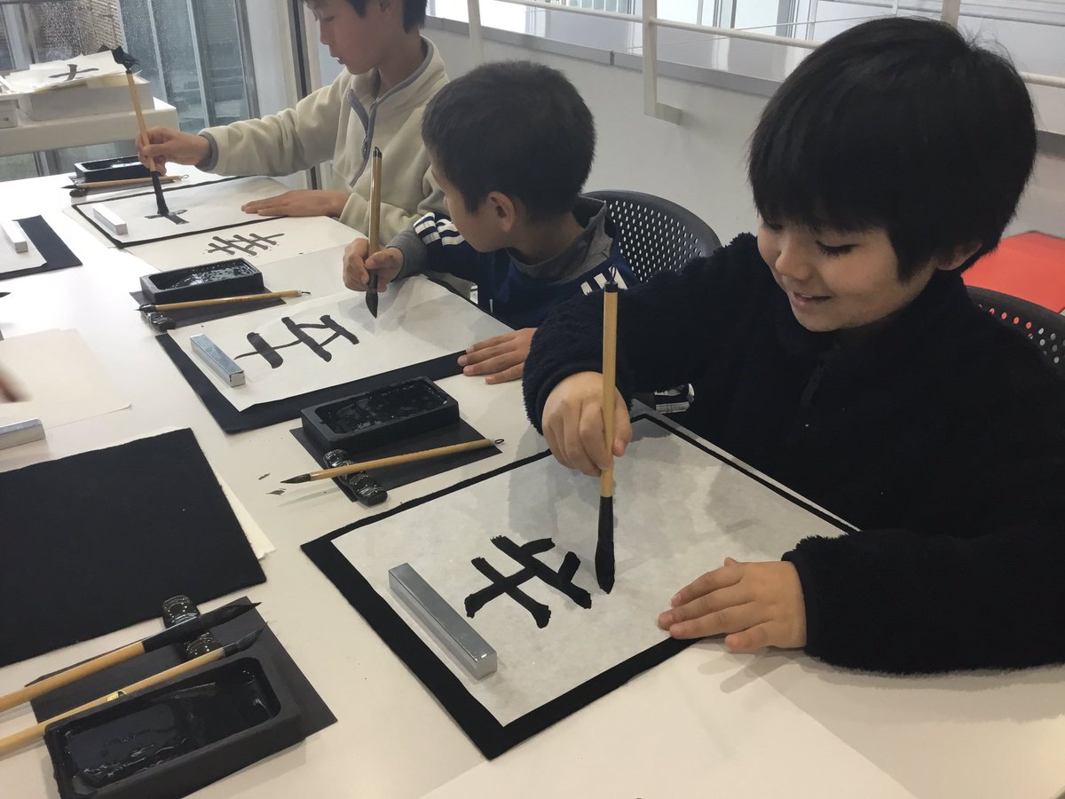 asijJessee's tweet photo. Nice way to end the rainy day by focusing on calligraphy writing peacefully.  #G3JPNClass, #G5JPZnClass, #asijes https://t.co/UKgDZKiQ2L