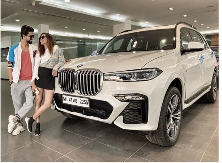 raviedubey's tweet photo. 𝗜 𝗮𝗺 𝗻𝗼𝘁 𝗴𝗼𝗶𝗻𝗴 𝘁𝗼 𝗽𝗿𝗲𝘁𝗲𝗻𝗱 𝗶𝘁'𝘀 𝗮 𝘀𝗺𝗮𝗹𝗹 𝗱𝗲𝗮𝗹 𝗰𝗼𝘀 𝗶𝘁𝘀 𝗵𝘂𝗴𝗲 𝗳𝗼𝗿 𝘂𝘀 #TeamRaviSargun is celebratin today,सब कुछ तो दिया है हमें कुदरत ने #शुक्रिया #gratitude #celebration #forevergrateful #ravidubey #sargunmehta #new #car #BMWX7 #msport https://t.co/uukNThC45p