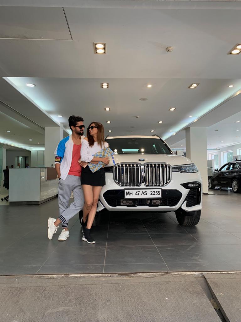 raviedubey's tweet photo. 𝗜 𝗮𝗺 𝗻𝗼𝘁 𝗴𝗼𝗶𝗻𝗴 𝘁𝗼 𝗽𝗿𝗲𝘁𝗲𝗻𝗱 𝗶𝘁'𝘀 𝗮 𝘀𝗺𝗮𝗹𝗹 𝗱𝗲𝗮𝗹 𝗰𝗼𝘀 𝗶𝘁𝘀 𝗵𝘂𝗴𝗲 𝗳𝗼𝗿 𝘂𝘀 #TeamRaviSargun is celebratin today,सब कुछ तो दिया है हमें कुदरत ने #शुक्रिया #gratitude #celebration #forevergrateful #ravidubey #sargunmehta #new #car #BMWX7 #msport https://t.co/uukNThC45p