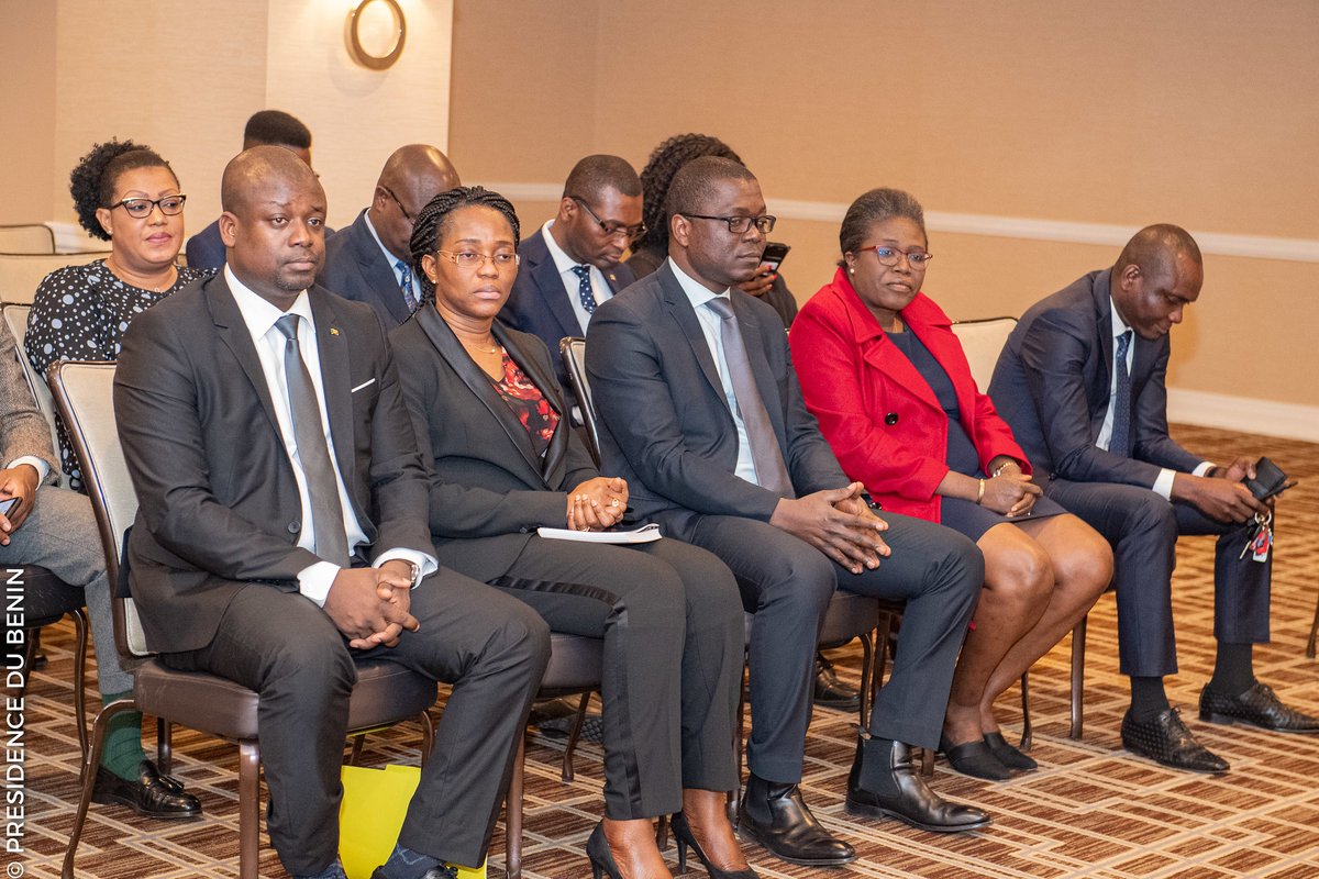 PresidenceBenin's tweet photo. Les compatriotes ont exprimé leur satisfaction face a l'exposé fait par le #PrBenin #PatriceTalon et lui ont soumis quelques difficultés qu'ils rencontrent en terre américaine. https://t.co/yp2O21jLON