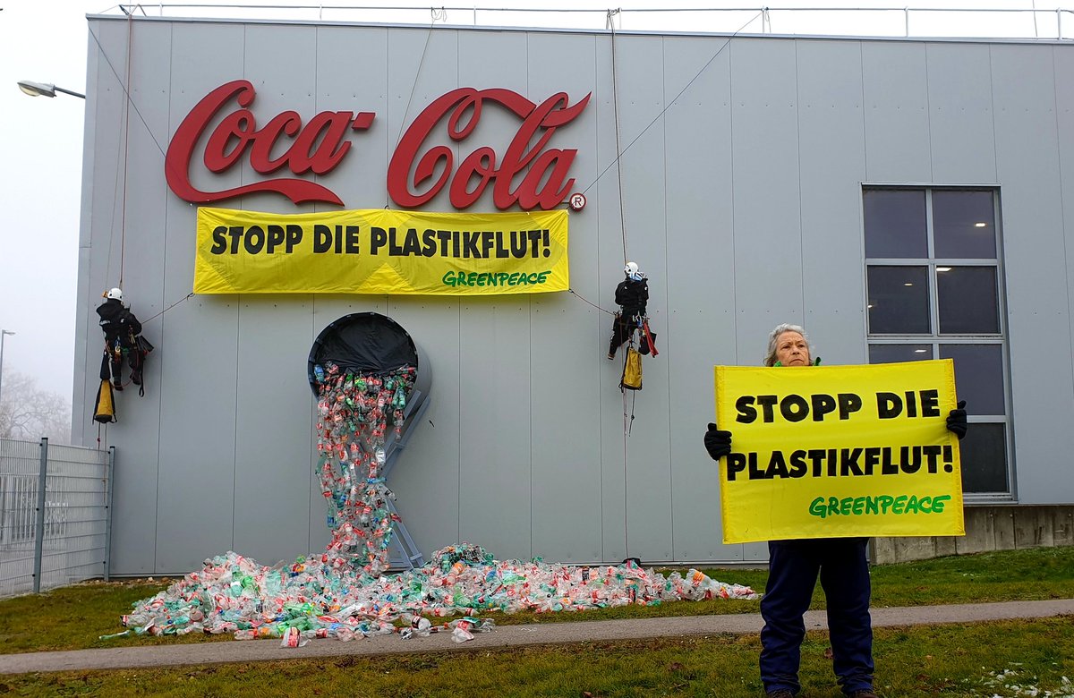 Greenpeace Austria Breaking Wir Zeigen Cocacola At Als Das Was Sie Sind Der Grosste Plastikverschmutzer Weltweit Allein In Osterreich Verlassen Stundlich Rund 300 000 Flaschen Das Werk Coca Cola Stopp Die Plastikflut