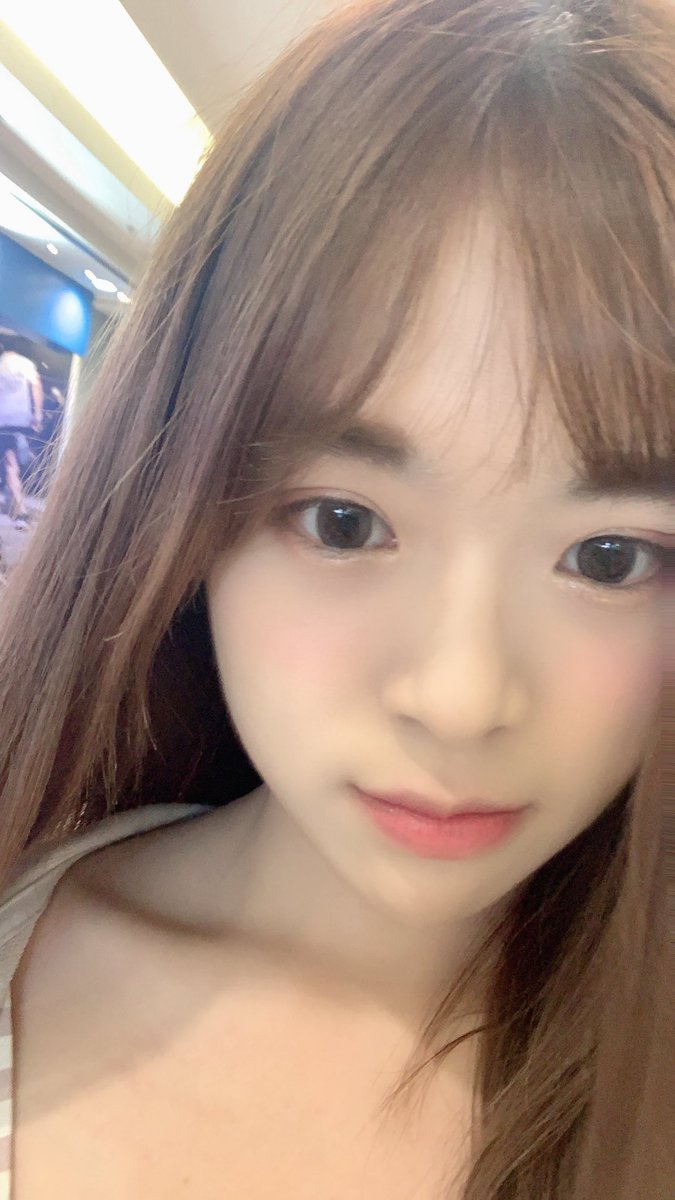 cindyyuvia's tweet photo. left / right? https://t.co/Wy7UjsCZb6