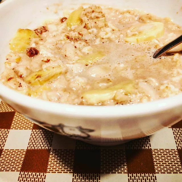 Celimondo's tweet photo. Il buon giorno è... Una colazione ricca, sana e nutriente!
Ecco la mia, di oggi: porridge in latte di mandorla, di fiocchi di avena senza glutine, fiocchi di riso, fiocchi di mais ( giusto qualche fiocco, per lo più è avena), banana, anacardi  e cioccola… https://t.co/QA4scM3n9J https://t.co/p6V901preW