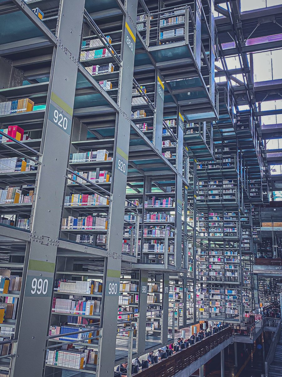 영화 인터스텔라를 너무도 재밌게 봤으며 그 긴 영화를 4번 이상 본 사람으로서 이번 여행에서 가장 기대했던 장소였다. 일명 ‘인터스텔라 도서관...