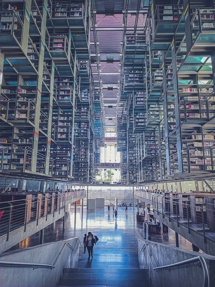 영화 인터스텔라를 너무도 재밌게 봤으며 그 긴 영화를 4번 이상 본 사람으로서 이번 여행에서 가장 기대했던 장소였다. 일명 ‘인터스텔라 도서관...