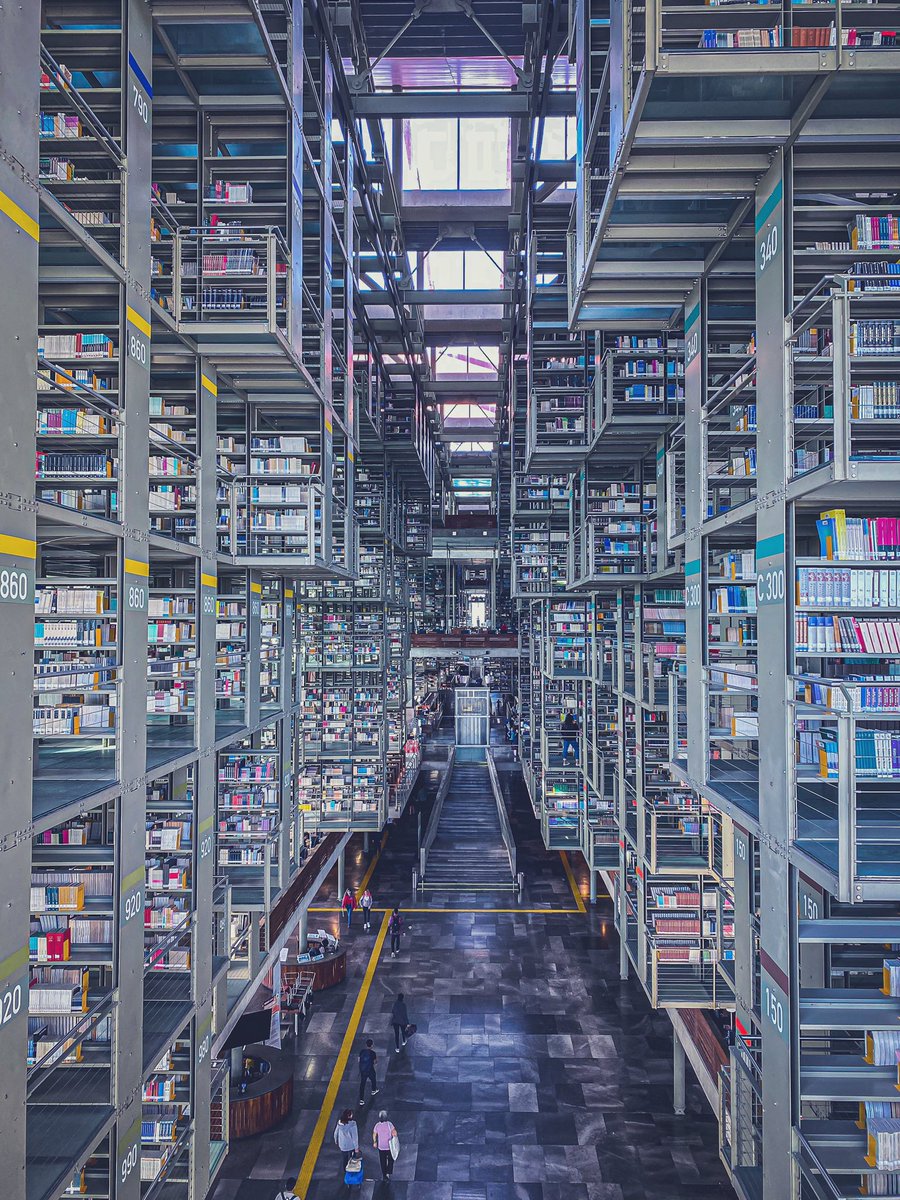 영화 인터스텔라를 너무도 재밌게 봤으며 그 긴 영화를 4번 이상 본 사람으로서 이번 여행에서 가장 기대했던 장소였다. 일명 ‘인터스텔라 도서관...