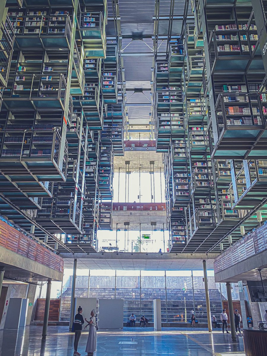 영화 인터스텔라를 너무도 재밌게 봤으며 그 긴 영화를 4번 이상 본 사람으로서 이번 여행에서 가장 기대했던 장소였다. 일명 ‘인터스텔라 도서관...