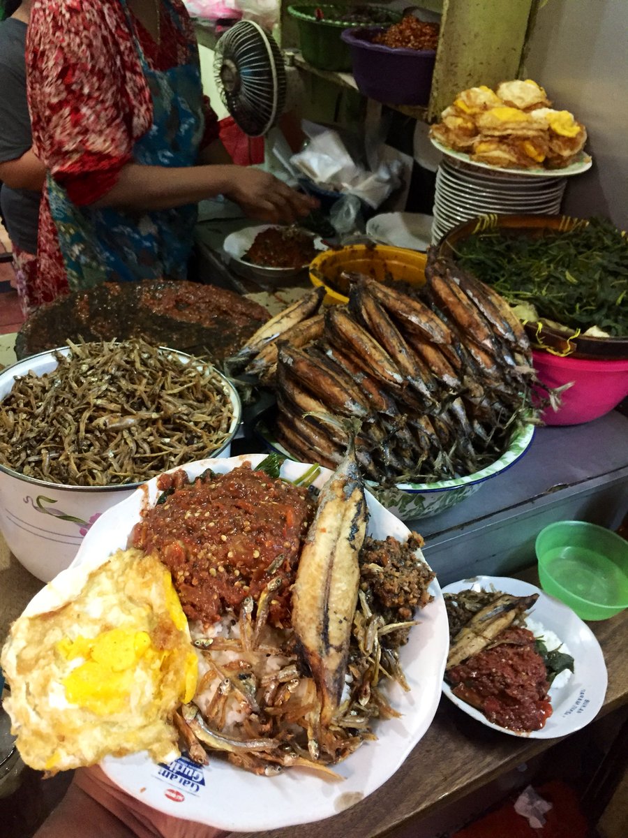 “Masbri sering ke Surabaya kan? Biasanya makan ke mana aja?” 

Nah karena saya sering mampir ke Surabaya, jadi ada beberapa tempat yang sering saya datengin. 

Ini rekomendasi tempat makan dan jajan di Surabaya versi saya. 

#KulinerSurabaya #SurabayaKenyang 

👇🏼👇🏼👇🏼👇🏼👇🏼