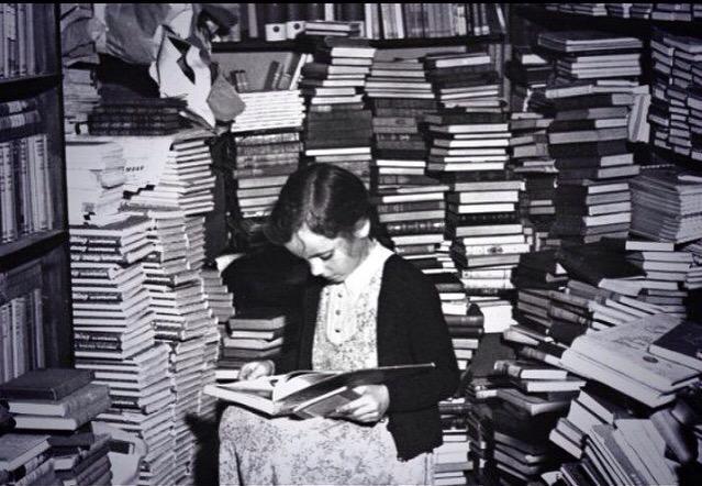 Library1403's tweet photo. علموا أولادكم القراءة كل يوم بدلاً من ألعاب الجوال .او على الأقل اقرأوا لهم قصص شيقة او معلومات مفيدة قبل النوم حتى يحبون القراءة.
فالقراءة نور كل طريق وتمهيد لكل طموح ونجاج https://t.co/87Wd3ur0R7