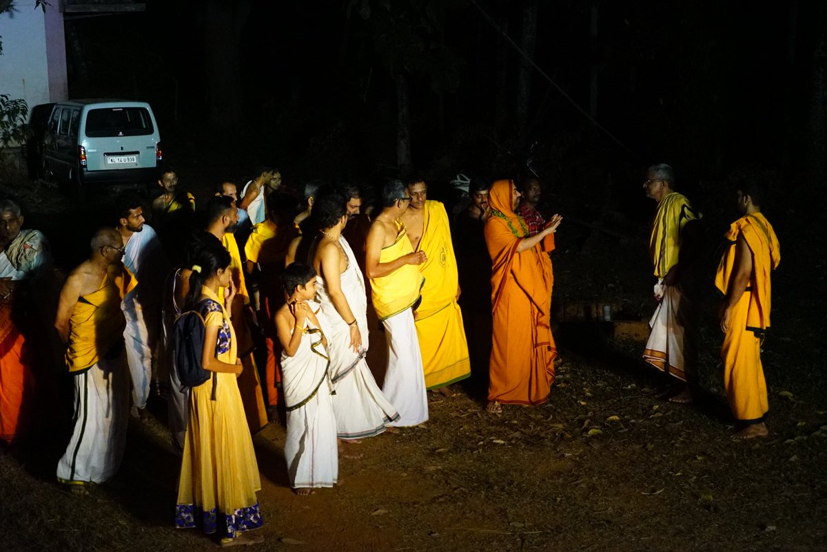 ShankaraPeetha's tweet photo. @SriSamsthana @gouswarga ಮಾಣಿ ಮಠದ ಆಡಳಿತ ಸಮಿತಿಯವರೊಂದಿಗೆ ಸ್ಥಳ ವೀಕ್ಷಿಸಿದ ಶ್ರೀಸಂಸ್ಥಾನದವರು...
ಅಂಗಸಂಸ್ಥೆಯಲ್ಲೊಂದು ಗೋಸ್ವರ್ಗ! https://t.co/Q0NwOyyJVj