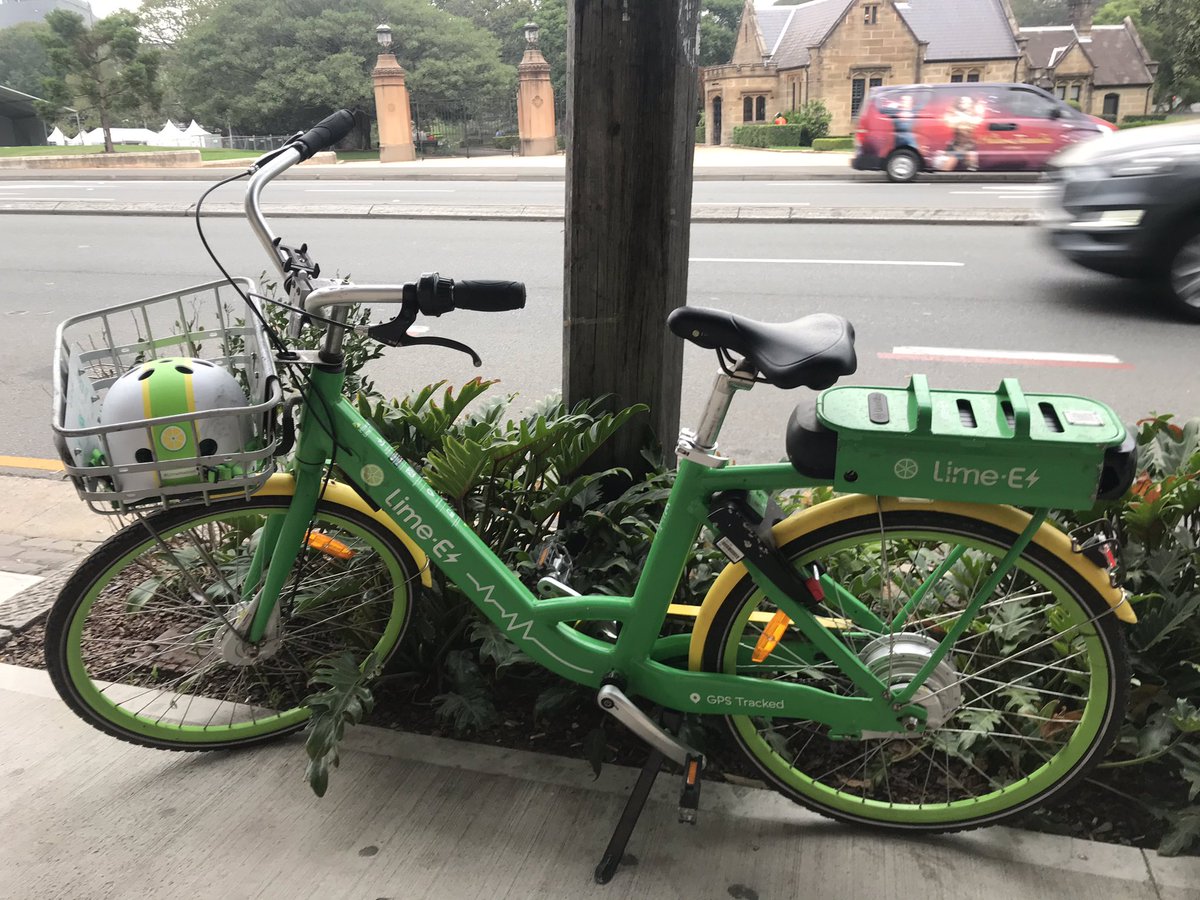 haoworks's tweet photo. #servicedesign share bike in Australia. Named lime. Has some electric power, make user can’t feeling tough when user go uphill. https://t.co/7dzUadhMNz