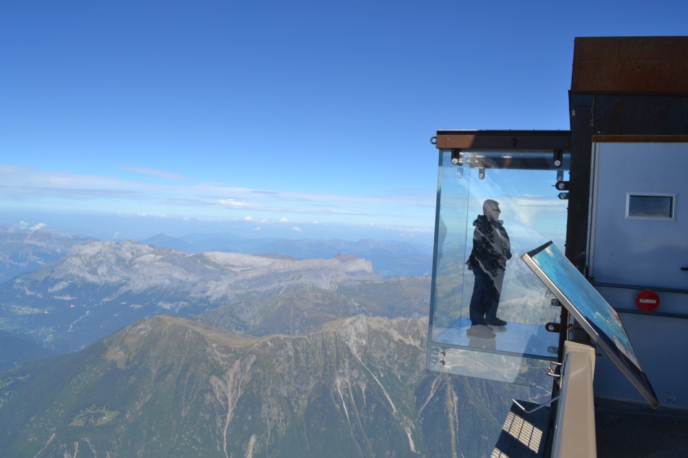 SIMODEC74's tweet photo. Exposez au SIMODEC et profitez de votre séjour en Haute Savoie pour une visite de l'Aiguille du midi. Du haut de 3842 mètres, profitez d'une vue sur le Mont Blanc imprenable. Faites le pas dans le vide  : sensation garantie ! C'est ça aussi le #SIMODEC2020 https://t.co/ffnSBXLyTe https://t.co/1UjhDwNN8X