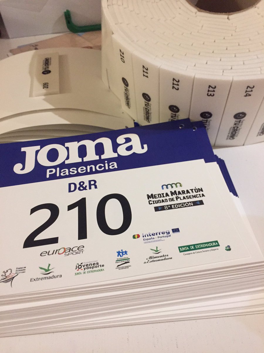 tucrono_com's tweet photo. Preparados dorsales para Media Maratón de Plasencia, últimos días de inscripciones en https://t.co/15RSj55CVk @FedExtAtletismo @Ayto_Plasencia @DXTextremadura https://t.co/n15XsqFysp