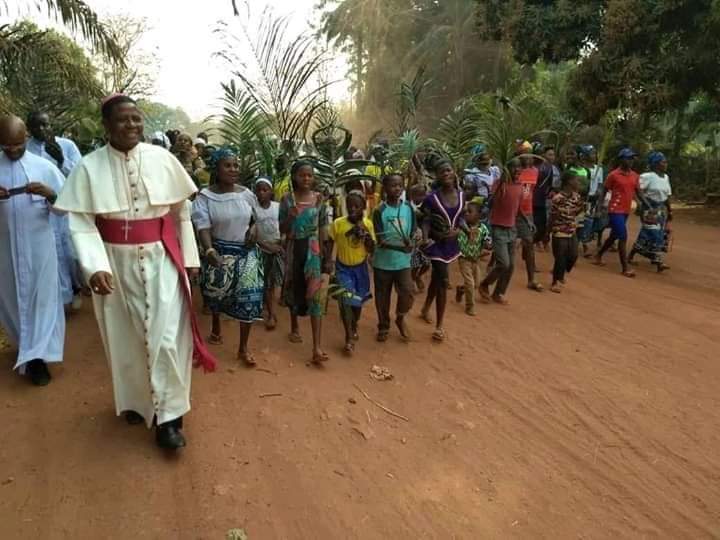 Coal_City's tweet photo. Catholic Bishop of Nsukka Diocese, Most. Rev. Prof. Godfrey Igwebuike Onah seen using commercial motorcycle (okada) on his Pastoral visit to a remote village in his Diocese.

#CoalCityConnect https://t.co/eF7M0KSCaY