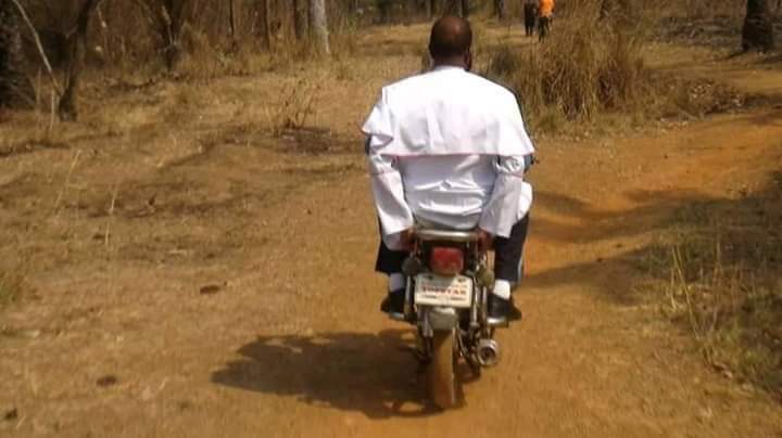 Coal_City's tweet photo. Catholic Bishop of Nsukka Diocese, Most. Rev. Prof. Godfrey Igwebuike Onah seen using commercial motorcycle (okada) on his Pastoral visit to a remote village in his Diocese.

#CoalCityConnect https://t.co/eF7M0KSCaY
