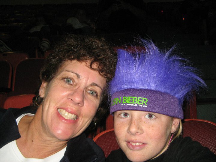 maddixbrubakerx's tweet photo. in honor of @justinbieber going on tour this year, here’s 11 year old maddi at her first concert. #myworld2.0. https://t.co/GkAaxwzHAf