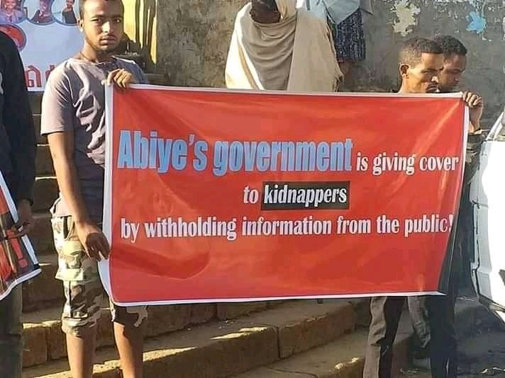 alextenaw's tweet photo. Demonstration under way in different city's demanding the release of abducted #17AmharaStudents from DembiDelo university.
1. Bahir Dar 
2. Woldia 
3. Achefer/Dure Betea 
4. Debre Birhan 
5. Shewarobit
6. Finote Selam 
7. Dangila 
8. Debre Markose 
9. Raya Kobo
#BringBackOurGrils https://t.co/yKhQc0YSGm