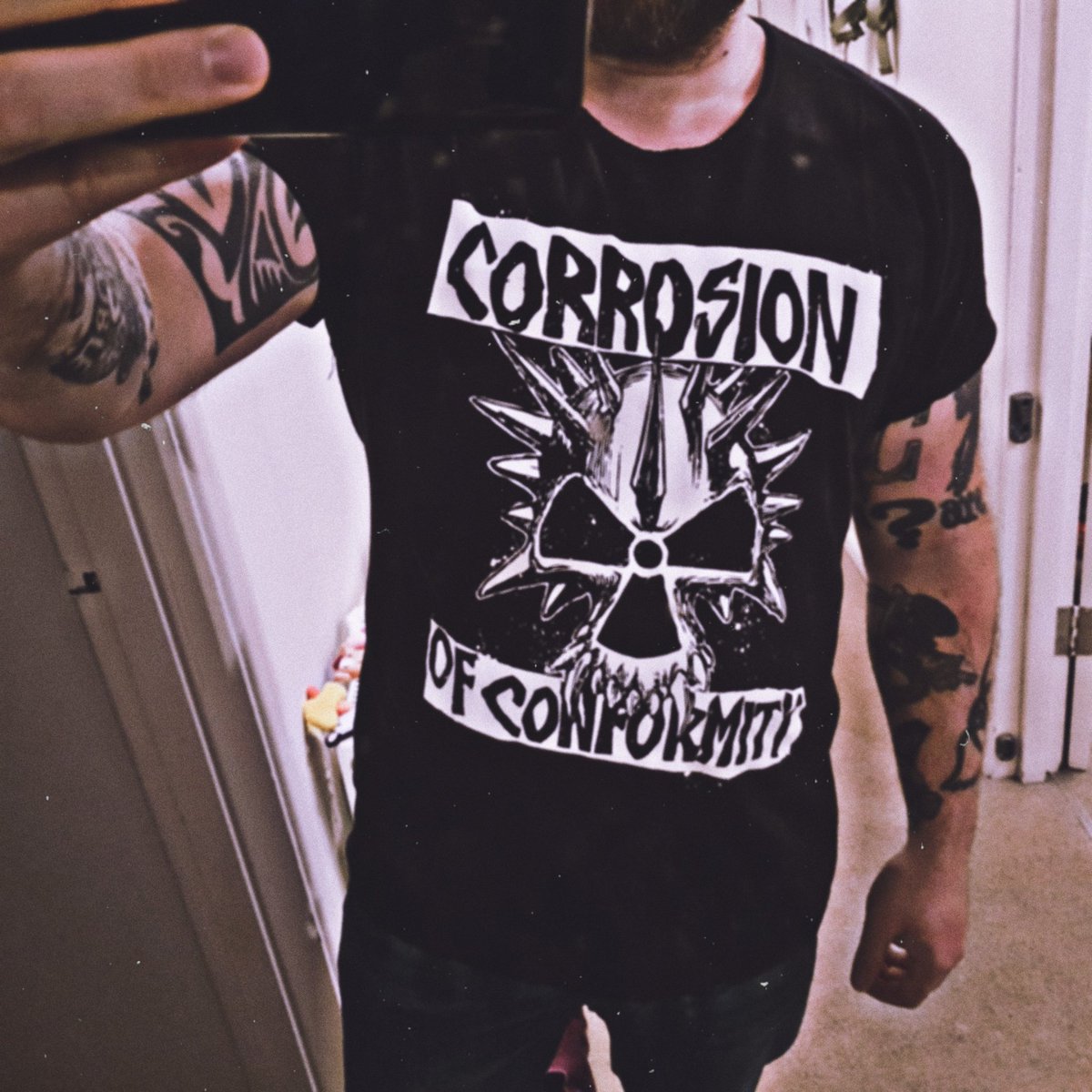 Projie79's tweet photo. 25 years ago I went to my first Rock/Metal gig - Metallica's "Escape From The Studio" show at Castle Doningon. The first band I saw that day was Corrosion Of Conformity. Been a fan ever since.
So long, Reed.
#RIPReed #COC #CorrosionOfConformity https://t.co/Ttiq4iJCtB