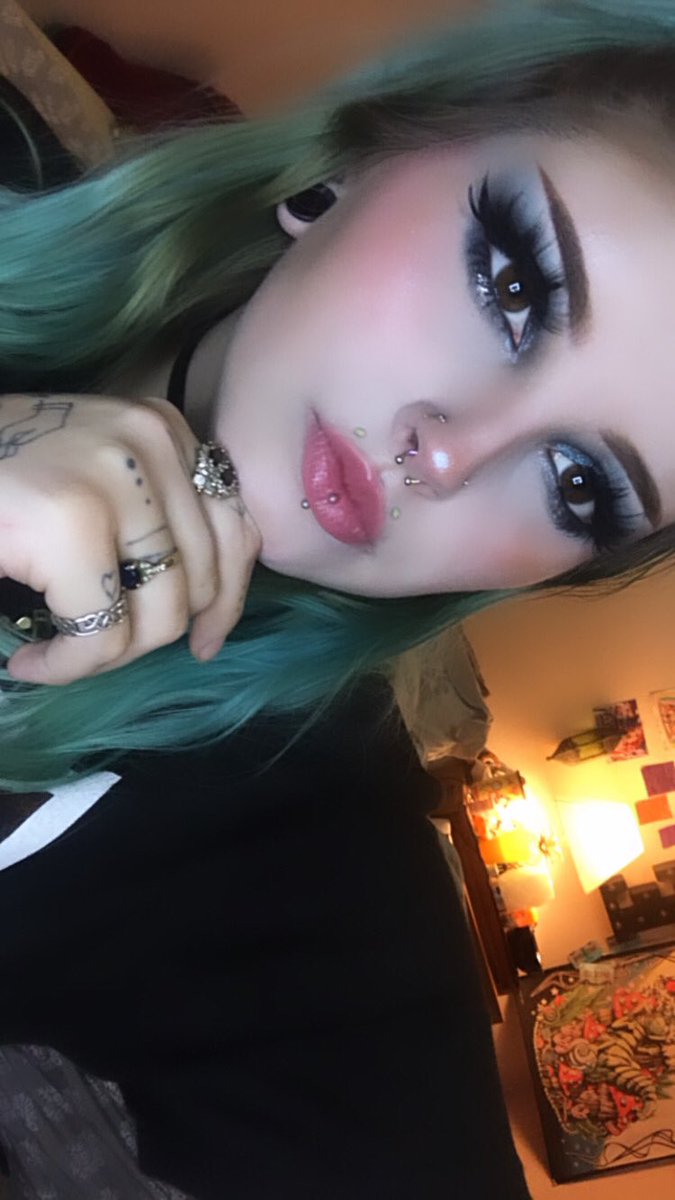MuaJaneDoe's tweet photo. Literally doing this look until I do it with every color today was blue💙 #conspiracypalette #conspiracypalettelooks #jeffreexshane #makeup #eyeshadow  #eyeshadowlooks #biglashes #eyelinersosharpitcouldcutaman #pastlook #blue #silver  #sparkle #black https://t.co/6vJyXZIpzn