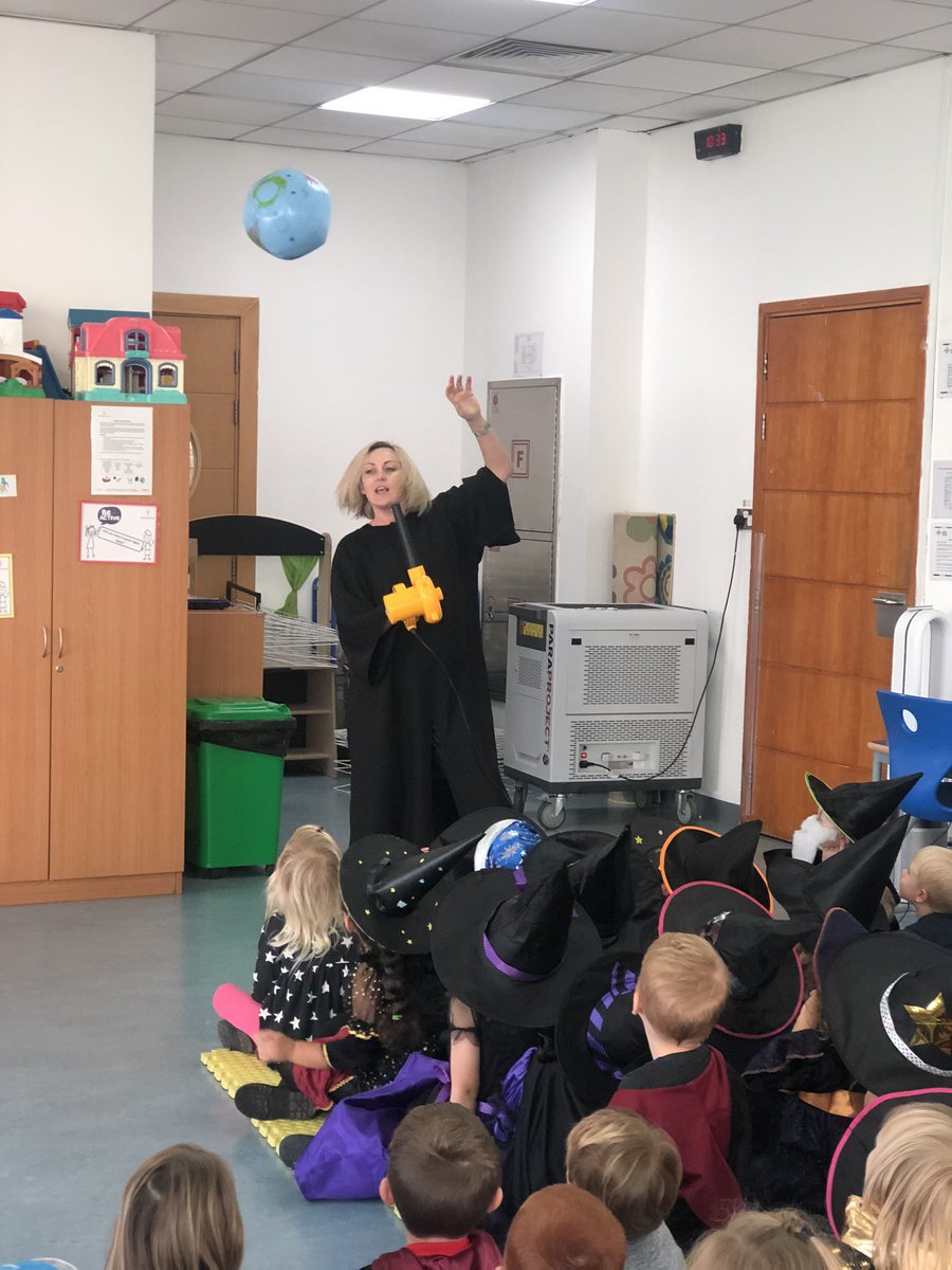 DBS_FS1's tweet photo. Wow what magnificent magic! 🧙‍♀️✨🔮🧙🏽‍♂️ Professor Nicki showed Tiger Class and all the FS1s some super science magic. @DBS_STEAM @DBS_HOFF #magic #BeginsAtDBS https://t.co/NcnFSgRjFj