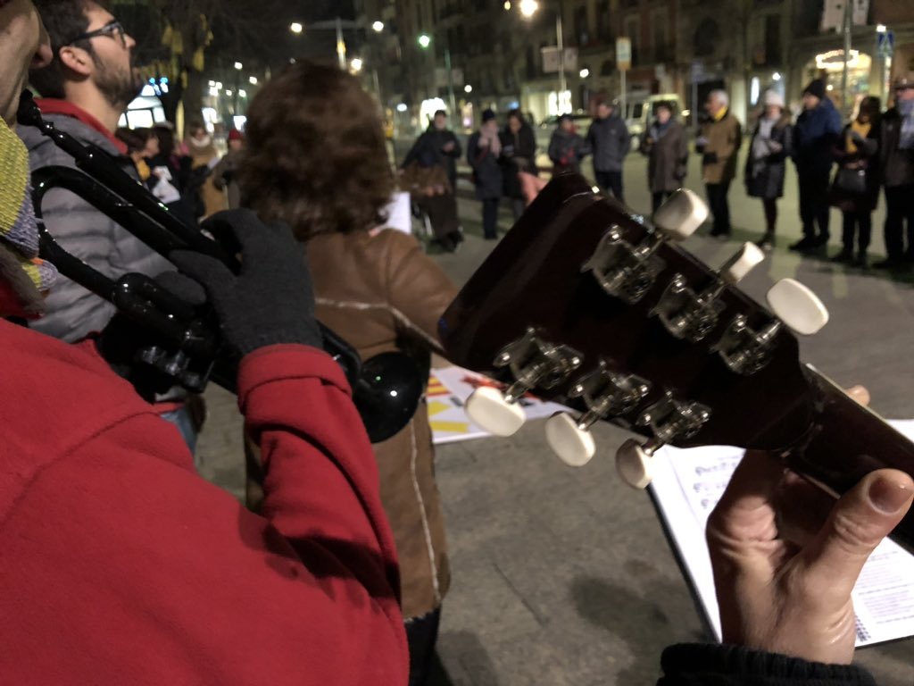 Ahir, dilluns número 100 que <a href="/cantem_Vic/">MúsicaLlibertatVic</a> reivindica #llibertat i #independència. Una abraçada a tothom qui ho fa possible.🕯#Noesteusoles #llibertatpresesipresospoliticsiexiliats