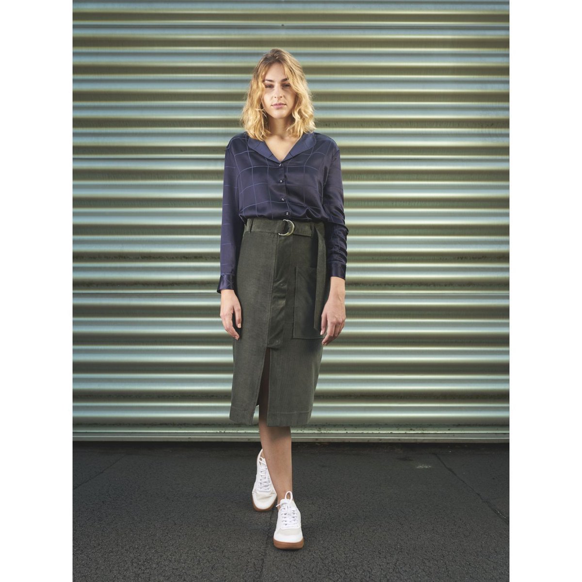 Une silhouette féminine et moderne avec notre chemise Ixora et notre jupe Mélèze, alliance des tissus soieries et du velours.
buff.ly/2qU4WxZ
.
.
.
#matieresfrancaises #modedurable #moderesponsable #textiles #soieries #velours #madeinFrance