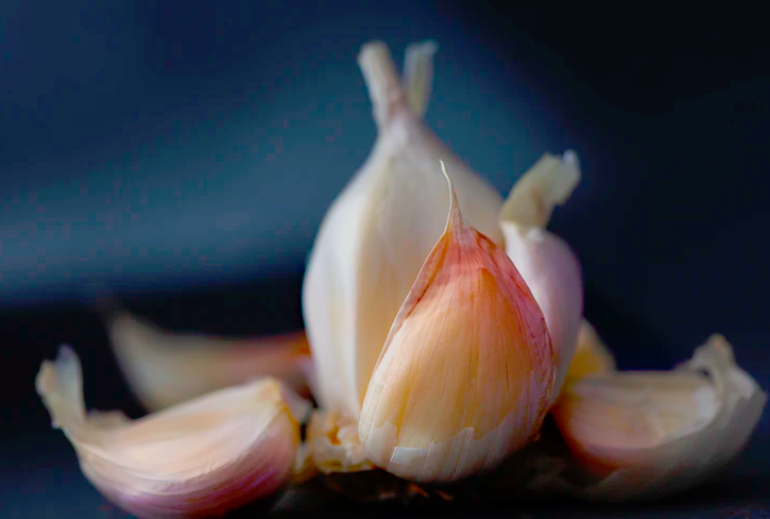Foodisima's tweet image. Garlic confit is a miracle. No matter your personal diet, garlic confit is a rich, healthful addition. Delicious, easy &amp;amp; can help with any #vampire problem. ow.ly/ykol50y6Bd7