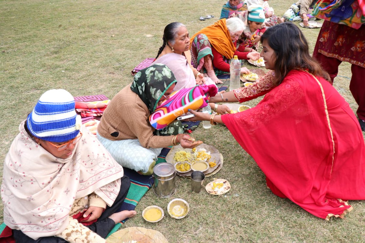pyarimaa_org's tweet photo. We, at Pyari Maa Foundation, have distributed food and blankets to the widows of Vrindavan to help them in satiating their hunger and keep them warm at night. Become a part of our movement and serve the abandoned widows.
#PyariMaaFoundation  #NgoforWidows #womenempowerment https://t.co/worSLLTfkY