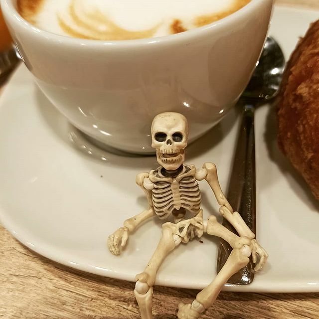 TheBoringDeath's tweet photo. It's a boring week, don't you think?

#boringtuesday #boring #boringweek #skeleton #poseskeleton #breakfast #colazione #cappuccino #caffe #coffee https://t.co/i5IiDfwaFt https://t.co/o9aKB05sNd