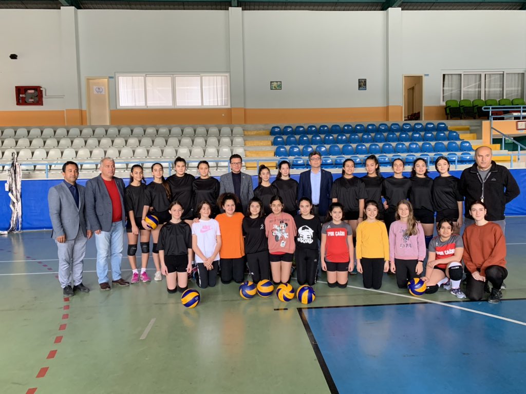 Finike Cengiz Topel Yıldız Kızlar Voleybol Takımı antremanlarını izledik...
Başarıları daim olsun...
#AntalyayıSeviyorum