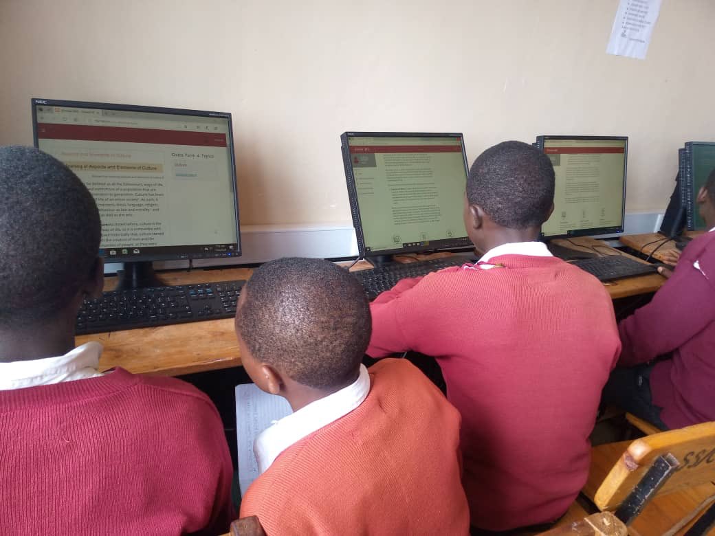 ShuleDirect's tweet photo. Pichani ni #ShuleDirectors kutoka Lulanzi Sekondari iliyopo wilaya ya Kilolo, Iringa, wakisoma kupitia jukwaa maalumu la Learning Management System (LMS), bila kutumia mtandao. #ElimuKwaWote #ElimuYaKidijiti #SDG4 https://t.co/Gbtf4e15Fz
