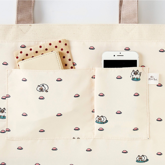 ポケットからひょっこり♪
おふくちゃんといつでも一緒なトートバッグが登場です?
内側はドット柄と見せかけて、おはぎとおふくちゃんの総柄仕様なんです??
詳細はこちらをチェック⇒