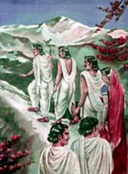 बौद्ध और जैन धर्म के अनुयायी मानते हैं कि शिखर स्वर्ग का प्रवेश द्वार है। माना जाता है कि द्रौपदी के साथ पांडवों को शिखर तक पहुँचने के दौरान मोक्ष की प्राप्ति हुई थी, जिसमें से युधिष्ठिर को छोड़ बाक़ी सब शिखर पर पहुँचने से पहले गिर गए थे।
