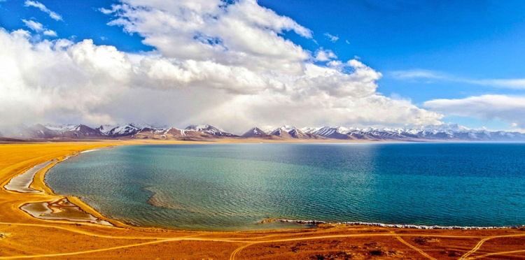 इस झील में प्रतिदिन स्नान करते हैं। यह मीठे पानी की झील जो कैलाश पर्वत के ग्लेशियरों द्वारा खिलाई जाती है, समुद्र तल से 15,000 फीट की ऊंचाई पर 88 किलोमीटर की परिधि और अधिकतम 300 फीट की गहराई पर स्थित है। मानसरोवर झील हिंदू धर्म, जैन धर्म, बौद्ध धर्म और बॉन के अनुयायियों
