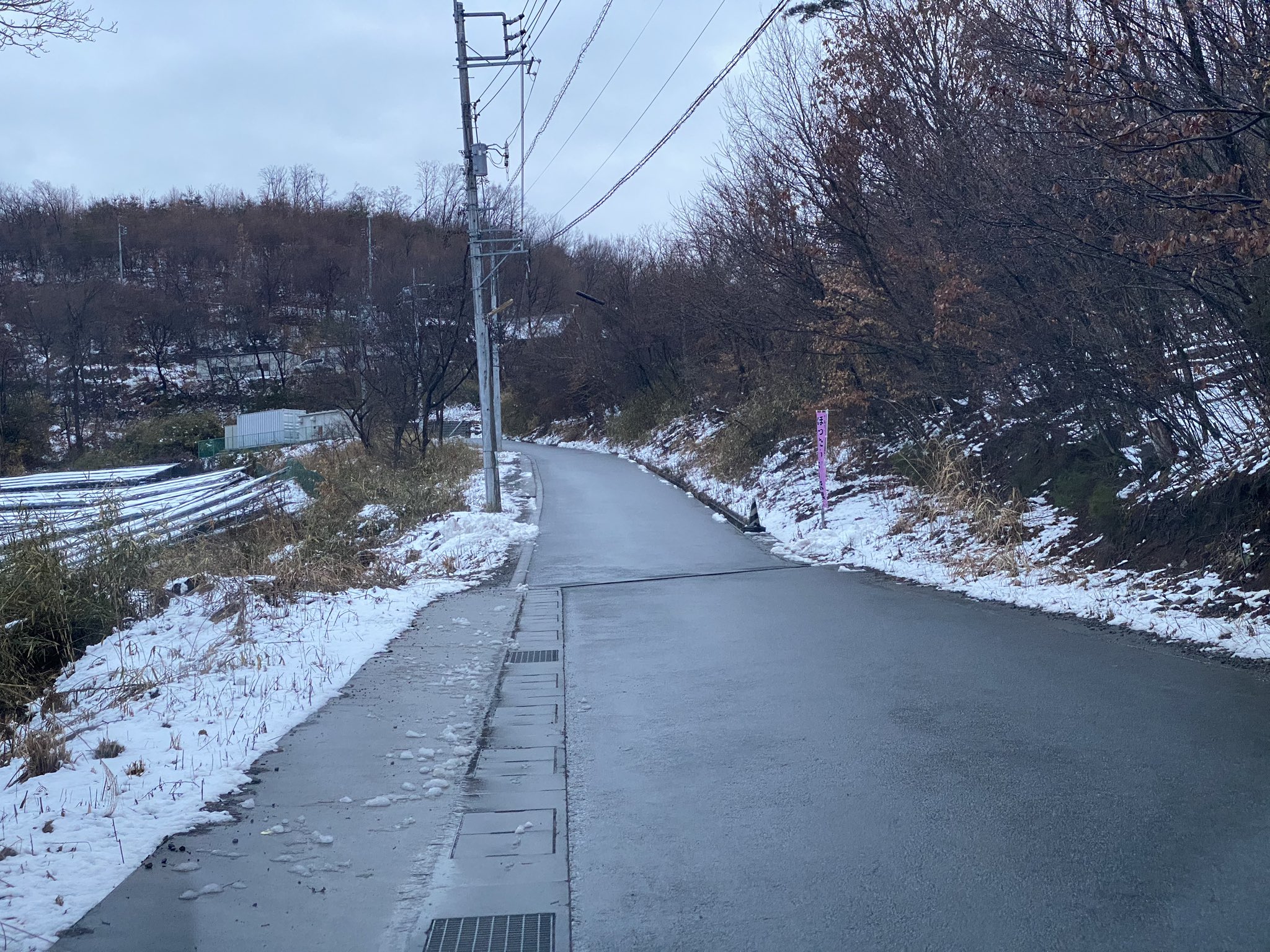 ほったらかし温泉 公式 ほったらかし温泉周辺の只今の道路状況は写真の通りです 通行に支障ありませんが 夜間早朝は凍結の恐れがありますので冬タイヤ装備にて気をつけてお越し下さい