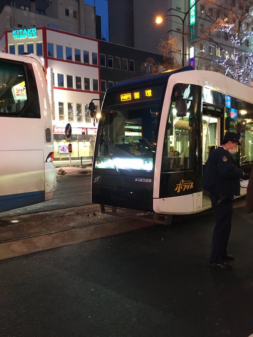 すすきのメガドンキ前で路面電車とバスの衝突事故現場の画像