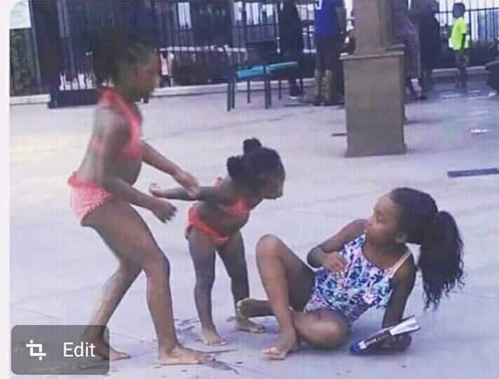 CHIZZY_BB's tweet photo. You wanted a fight huh, here am I. My big sis does not fight but I do. What’s up? Get up let’s throw the damn punches right away. #secondsisters I hail una ooo🤣 https://t.co/4FDgdtVJRW