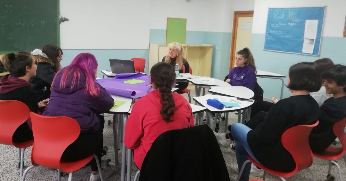 IesCondeErasmus's tweet photo. Los alumnos del proyecto #ErasmusPlus #socialserviceforschools se reúnen todas las semanas para poner en marcha un proyecto de #participacionciudadana en colaboración con la @JMDHortaleza ¡Gracias Virginia L. por tu ayuda! #ErasmusSocialService https://t.co/4zxBdufZp6