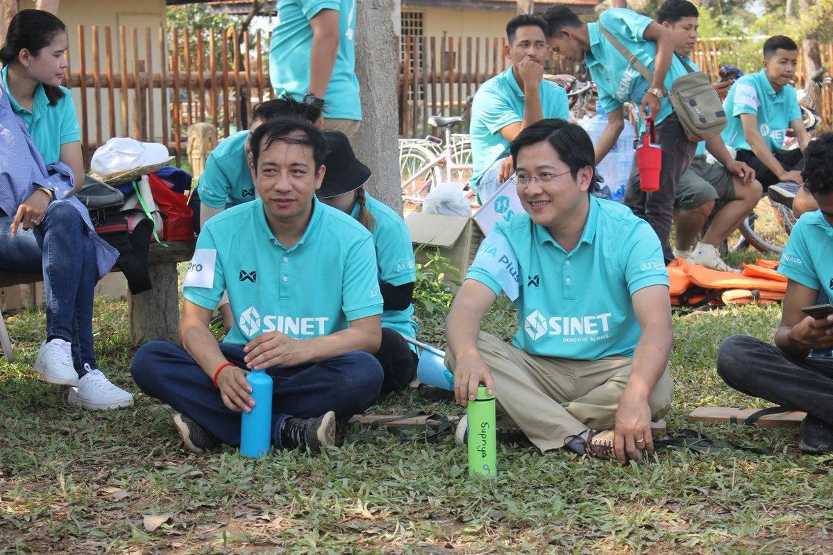 sinetKH's tweet photo. This year staff retreat was the first time that #TeamSINET enforced no-plastic-water-bottle policy during all activities including team-buildings and bus rides. 

All staff were required to bring their own refillable water bottle. 
https://t.co/TMGJwXOivo
#JustDoingOurJobs https://t.co/fDc17ER9Mx