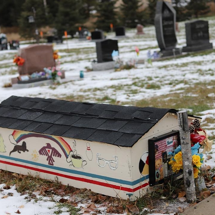 Ningodagamig oniigi’igoog ogii-gashkitoonaawaa ji-nisidotawindwaa ji-nisidawinigaadegin jiibewigamigong.

bit.ly/2GuEA9T

English:

One family’s fight to protect an Anishinaabe grave house

bit.ly/2O4w0CO