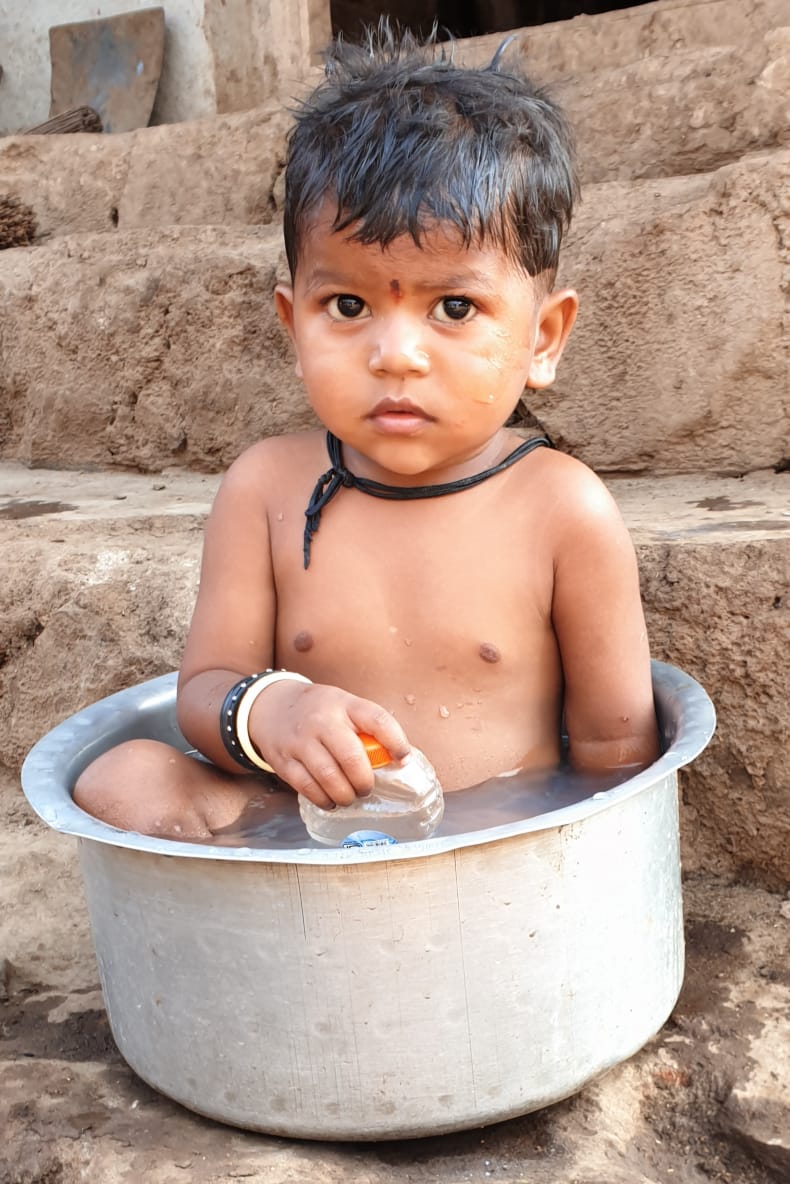 MeenakshiShedde's tweet photo. At #tribal #Jawhar, #Palghar district, 4h from Mumbai, baby Adarsh's birth is recorded, scrawled in chalk on the wooden beam above. Kya birth certificate? #Kyakaagaz? Neighbour's adorable pillu bathes in a vessel (water is very scarce). #RaahFoundation 
#KuchKaagazMileTohLekeJao! https://t.co/rVDfVs5j50