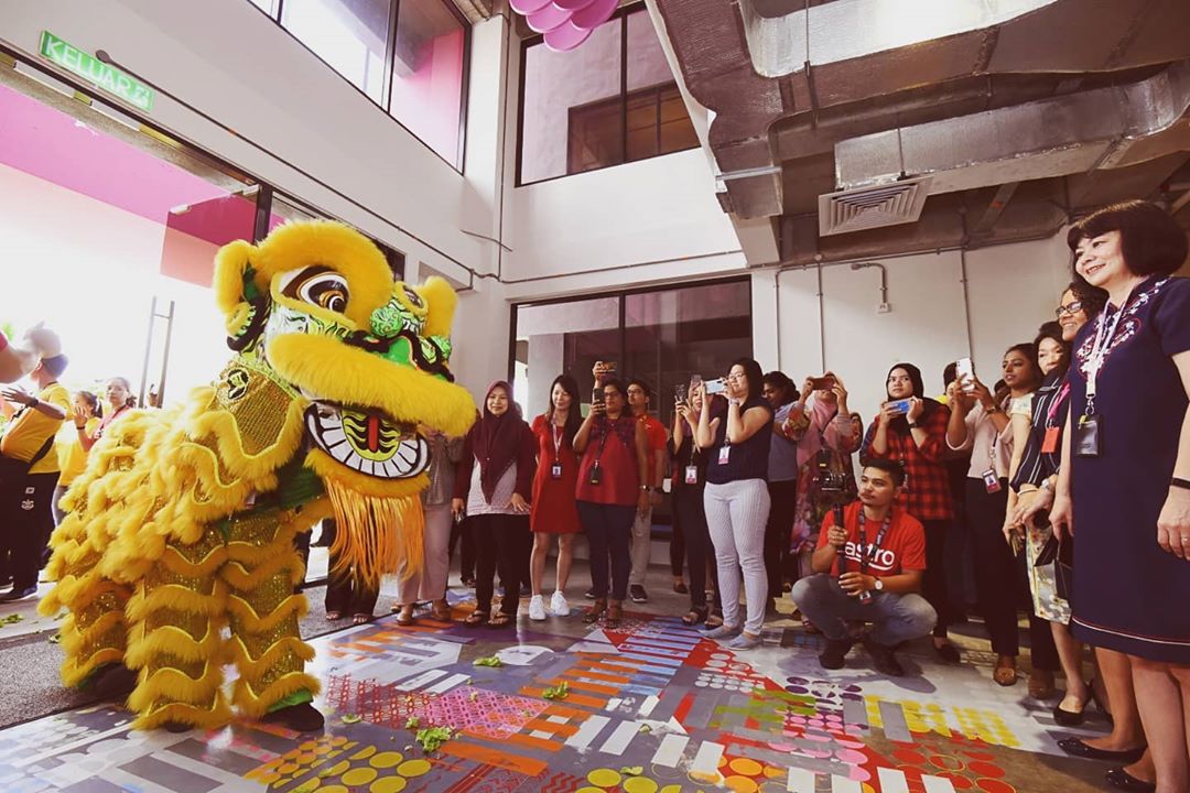 astroonline's tweet photo. It is an auspicious day to return to work after Chinese New Year, and we came with a celebration for all of our Astro family! #AstroCNY2020 #LifeAtAstro https://t.co/UymS86JEVy