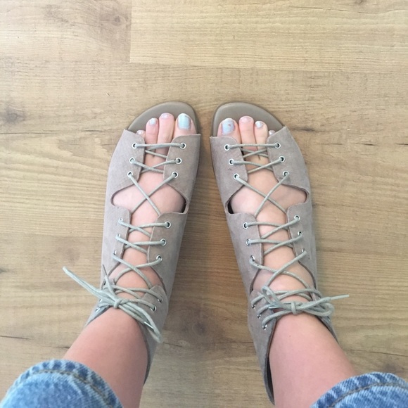 So good I had to share! Check out all the items I'm loving on @Poshmarkapp #poshmark #fashion #style<a href="/tag/fashion"class="tags"><span>#fashion</span></a><a href="/tag/shopmycloset"class="tags"><span>#shopmycloset</span></a><a href="/tag/disney"class="tags"><span>#disney</span></a><a href="/tag/style"class="tags"><span>#style</span></a><a href="/tag/fergie"class="tags"><span>#fergie</span></a>